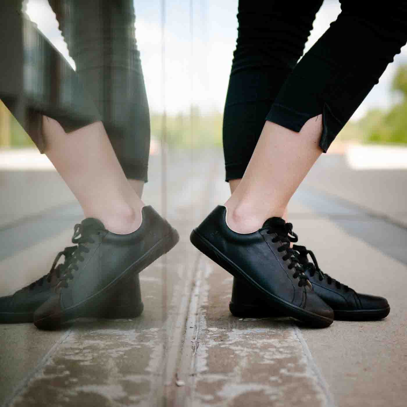 Barefoot Tommy All Black